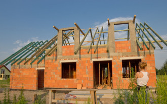 Budowa dachu: kształt, konstrukcja, pokrycie - sprawdź, zanim wejdą dekarze