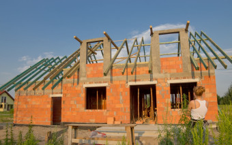 Budowa dachu: kształt, konstrukcja, pokrycie - sprawdź, zanim wejdą dekarze