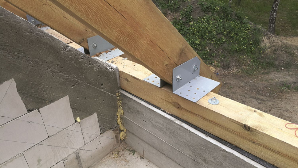 łączniki zamocowane do krokwi na murłacie