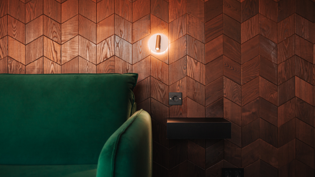 Drewno na ścianach: Naturalny sposób na zatrzymanie ciepła