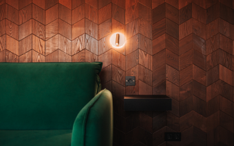 Drewno na ścianach: Naturalny sposób na zatrzymanie ciepła