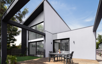 Nowa jakość stolarki: Hybrydowe systemy PVC–aluminium od Kömmerling