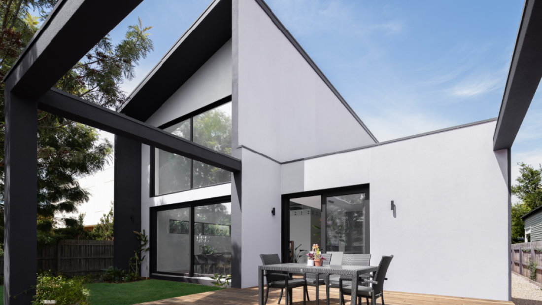 Nowa jakość stolarki: Hybrydowe systemy PVC–aluminium od Kömmerling