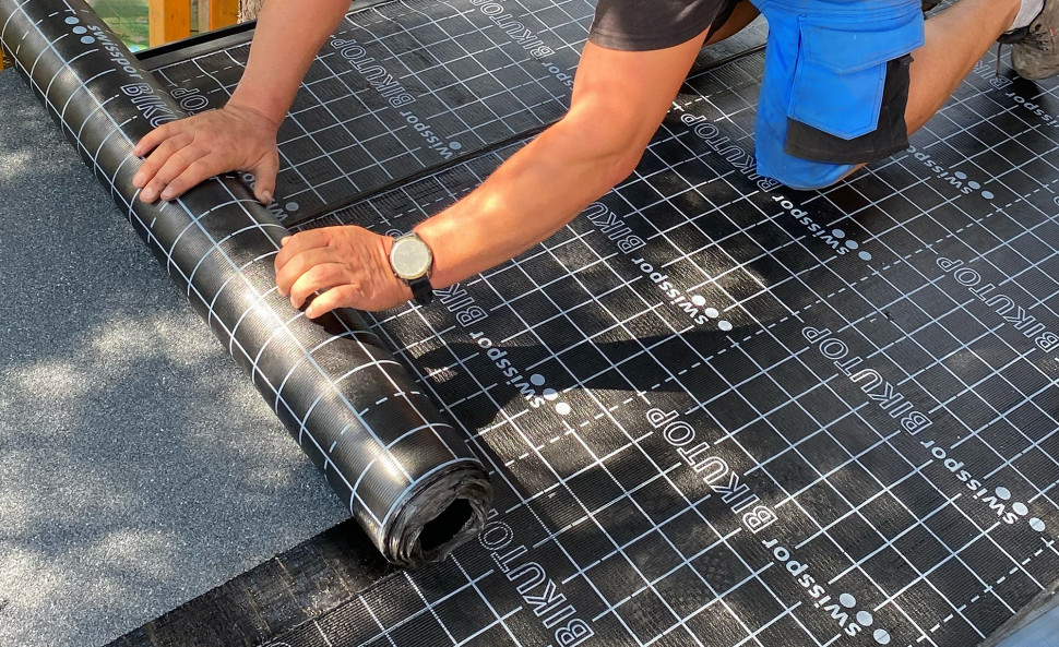 Zastosowanie modyfikacji SBS sprawia, że papa swisspor nie pęka podczas montażu.