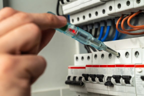 Bezpiecznik B16 w domowej instalacji elektrycznej. Czy C16 nie będzie lepszy?