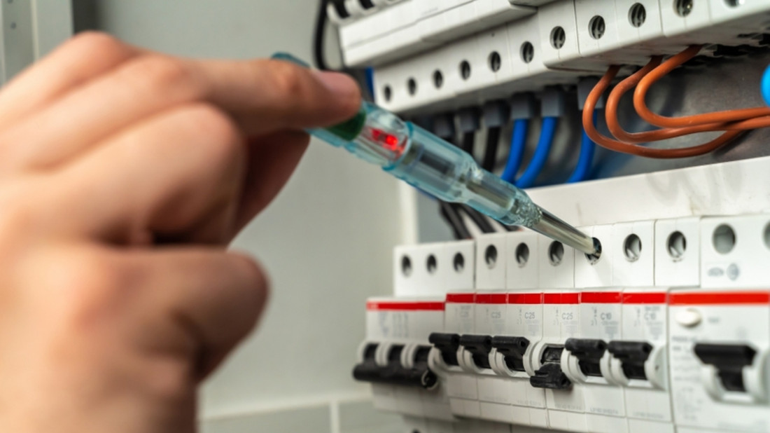 Bezpiecznik B16 w domowej instalacji elektrycznej. Czy C16 nie będzie lepszy?