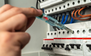 Bezpiecznik B16 w domowej instalacji elektrycznej. Czy C16 nie będzie lepszy?