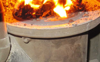 Drewno w kotle z podajnikiem. Dlaczego wyłączenie wentylatora nie zawsze pomaga?