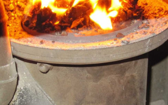 Drewno w kotle z podajnikiem. Dlaczego wyłączenie wentylatora nie zawsze pomaga?