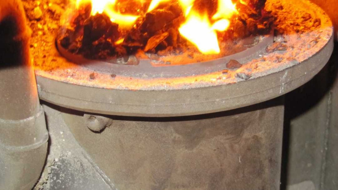 Drewno w kotle z podajnikiem. Dlaczego wyłączenie wentylatora nie zawsze pomaga?