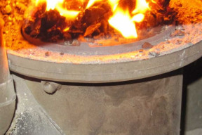 Drewno w kotle z podajnikiem. Dlaczego wyłączenie wentylatora nie zawsze pomaga?