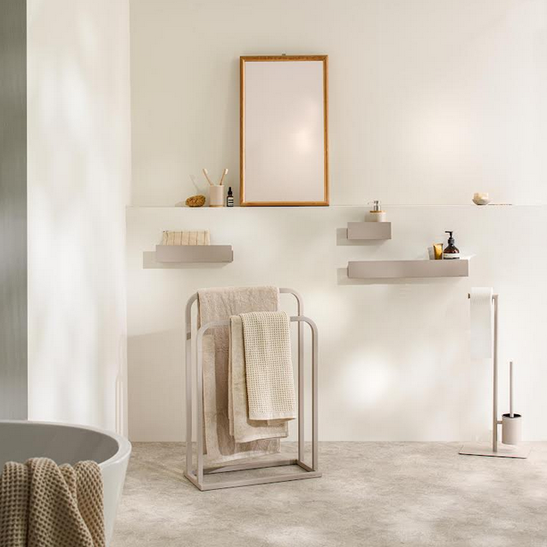 Sealskin Brix - akcesoria łazienkowe o ciepłym, nowoczesnym wykończeniu, które łączą praktyczność z subtelną elegancją.