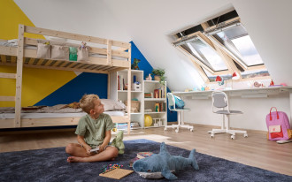 Jak duże okna dachowe zamontować na adaptowanym poddaszu?