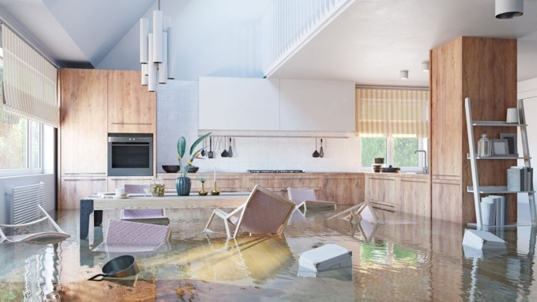 Pęknięta rura, zalanie lub brak wody. Jak radzić sobie w awaryjnej sytuacji?