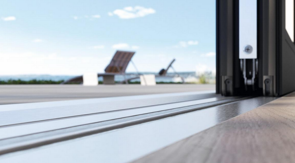 Drzwi podnoszono-przesuwne z PVC-U Schüco LivIngSlide z progiem 0 mm Fot.: Schüco