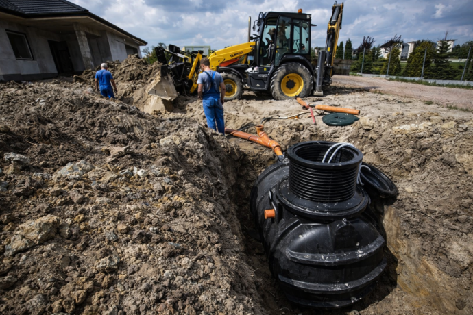 Nowoczesne rozwiązania dla świadomych architektów: Jak skutecznie zarządzać ściekami i deszczówką?