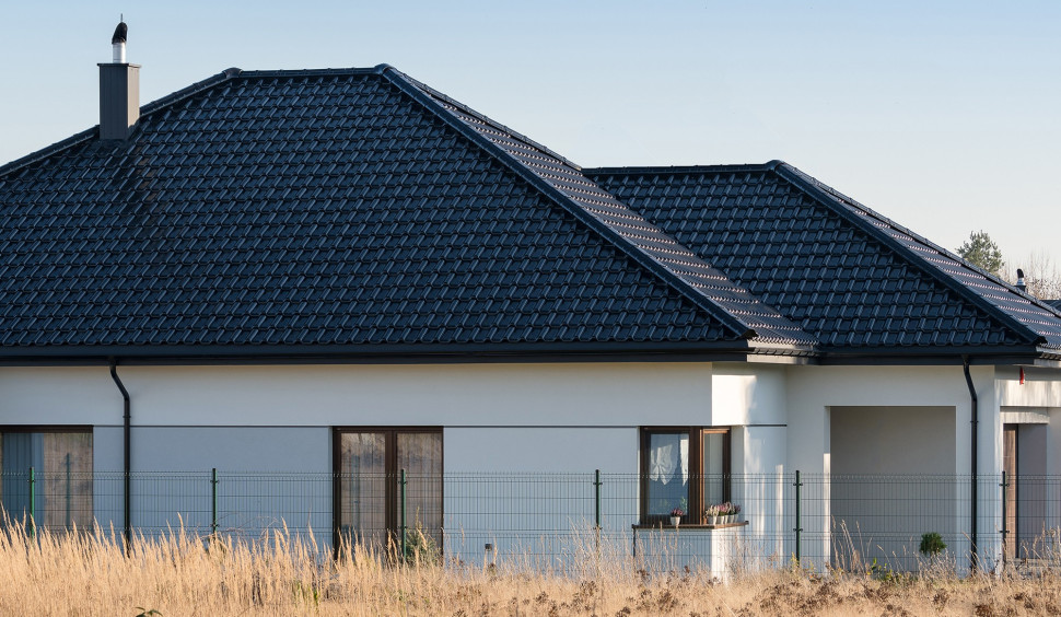Trwałość dachówki TITANIA to jeden z najważniejszych atutów – i jeden z najważniejszych argumentów finansowych.