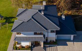 Dach na całe życie. Dlaczego warto wybrać dachówkę TITANIA?
