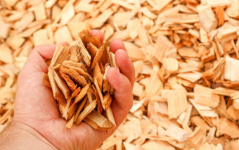 Czym palić, gdy brak pelletu? Zamienniki, które nie uszkodzą kotła