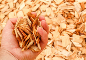 Czym palić, gdy brak pelletu? Zamienniki, które nie uszkodzą kotła