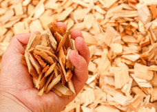 Czym palić, gdy brak pelletu? Zamienniki, które nie uszkodzą kotła