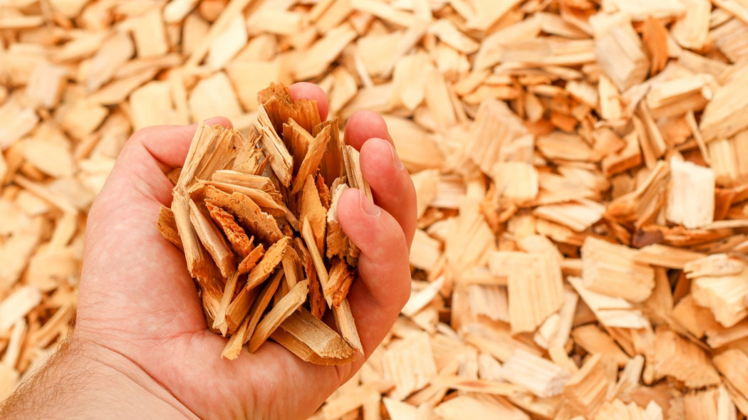 Czym palić, gdy brak pelletu? Zamienniki, które nie uszkodzą kotła