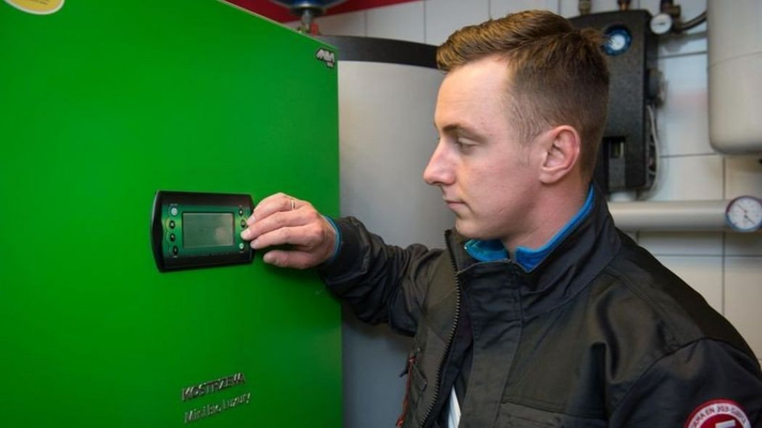 Pierwsze uruchomienie kotła: fachowiec czy złota rączka - co wybrać dla własnego spokoju?