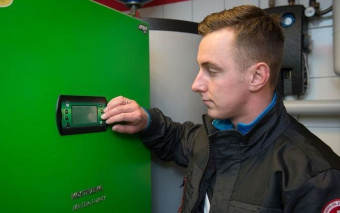 Pierwsze uruchomienie kotła: fachowiec czy złota rączka - co wybrać dla własnego spokoju?