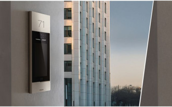 Jak wybrać wideodomofon premium w dobie AI, żeby realnie podnieść bezpieczeństwo wejścia?