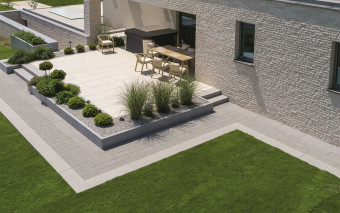 Ścieżki i opaska wokół domu bez błędów: inwestorzy szczerze o kostce i podbudowie