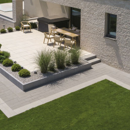 Ścieżki i opaska wokół domu bez błędów: inwestorzy szczerze o kostce i podbudowie