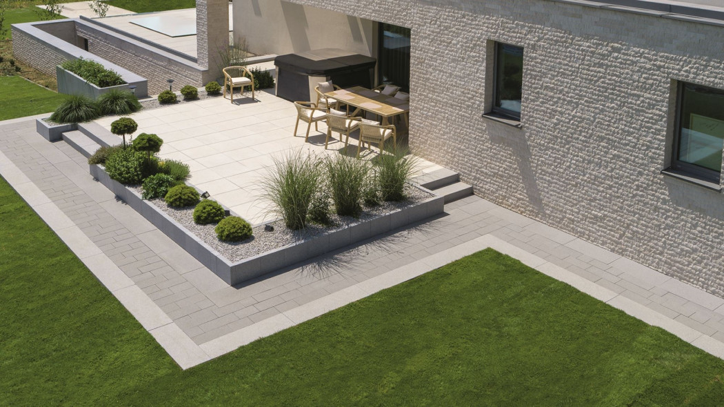 Ścieżki i opaska wokół domu bez błędów: inwestorzy szczerze o kostce i podbudowie