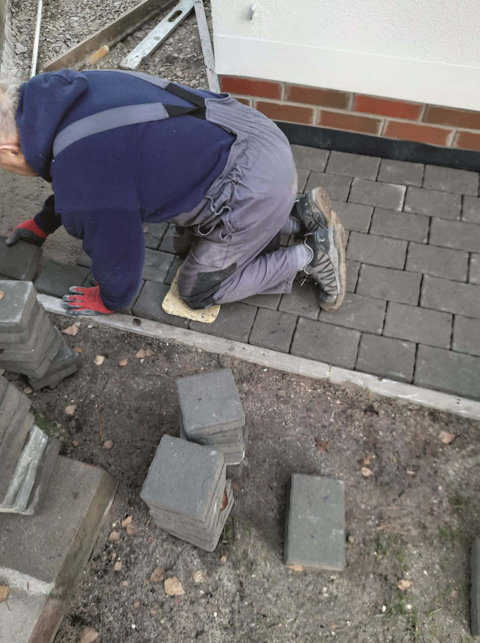 opaska wokół domu z kostki