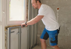 Jak opłytować ścianę okienną z wyjściem na balkon? Poradnik filmowy krok po kroku