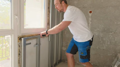 Jak opłytować ścianę okienną z wyjściem na balkon? Poradnik filmowy krok po kroku