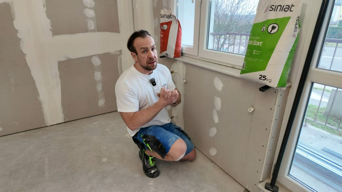 Sucha zabudowa na ścianie z oknem bez błędów. Stelaż, ościeża, grzejnik, parapety i standard Q1