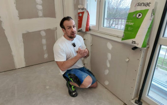 Sucha zabudowa na ścianie z oknem bez błędów. Stelaż, ościeża, grzejnik, parapety i standard Q1