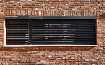 Jak rolety poprawiają sen? Zaciemnienie, cisza i temperatura w sypialni