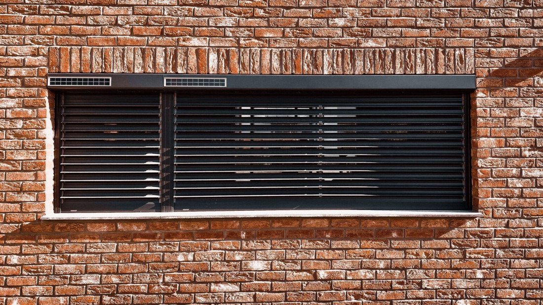 Jak rolety poprawiają sen? Zaciemnienie, cisza i temperatura w sypialni