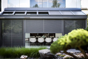 Rolety w ciągu dnia - więcej prywatności i zupełnie nowe scenariusze korzystania z domu