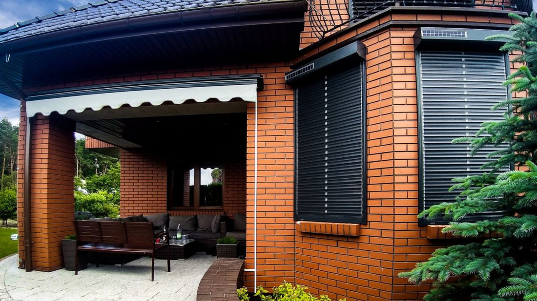 Jaki napęd do rolet wybrać - ręczny, elektryczny, bateryjny czy solarny?