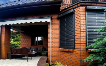 Jaki napęd do rolet wybrać - ręczny, elektryczny, bateryjny czy solarny?