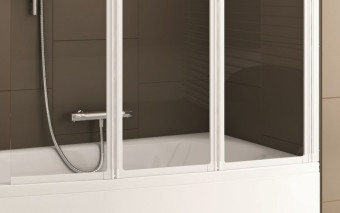 Jak zamontować parawan nawannowy, by był naprawdę szczelny? Kluczowy jest ten detal