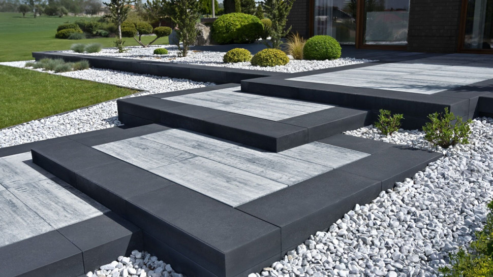 Nowoczesność w czystej formie. Duży format i prosta linia w połączeniu z unikalną kolorystyką. Idealny wybór na taras lub ścieżkę, który nada Twojemu ogrodowi wyrazisty, luksusowy charakter.