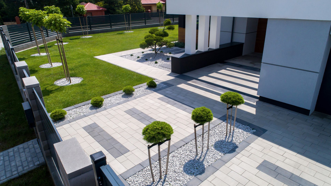 Nowoczesna elegancja przed domem. Jak łączyć szarości i grafit, by uniknąć chaosu?