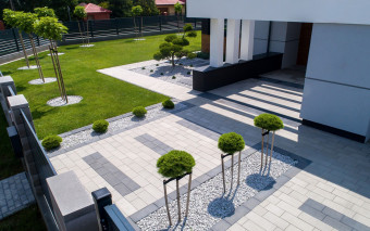 Nowoczesna elegancja przed domem. Jak łączyć szarości i grafit, by uniknąć chaosu?