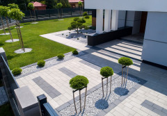 Nowoczesna elegancja przed domem. Jak łączyć szarości i grafit, by uniknąć chaosu?