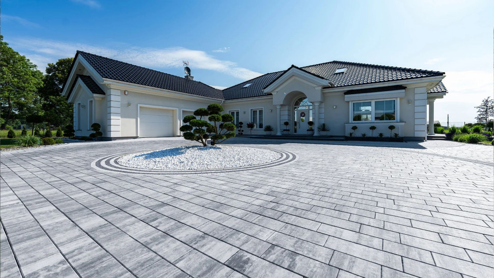 Minimalizm w trzech formach. Kostka Via Tres to harmonia i szeroka paleta barw dopasowana do Twojej przestrzeni. Wybór dla tych, którzy cenią nowoczesną klasykę na podjeździe.