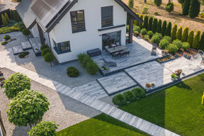 Jak dobrać kostkę, która podkreśli styl domu, a nie go zagłuszy?