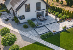 Jak dobrać kostkę, która podkreśli styl domu, a nie go zagłuszy?